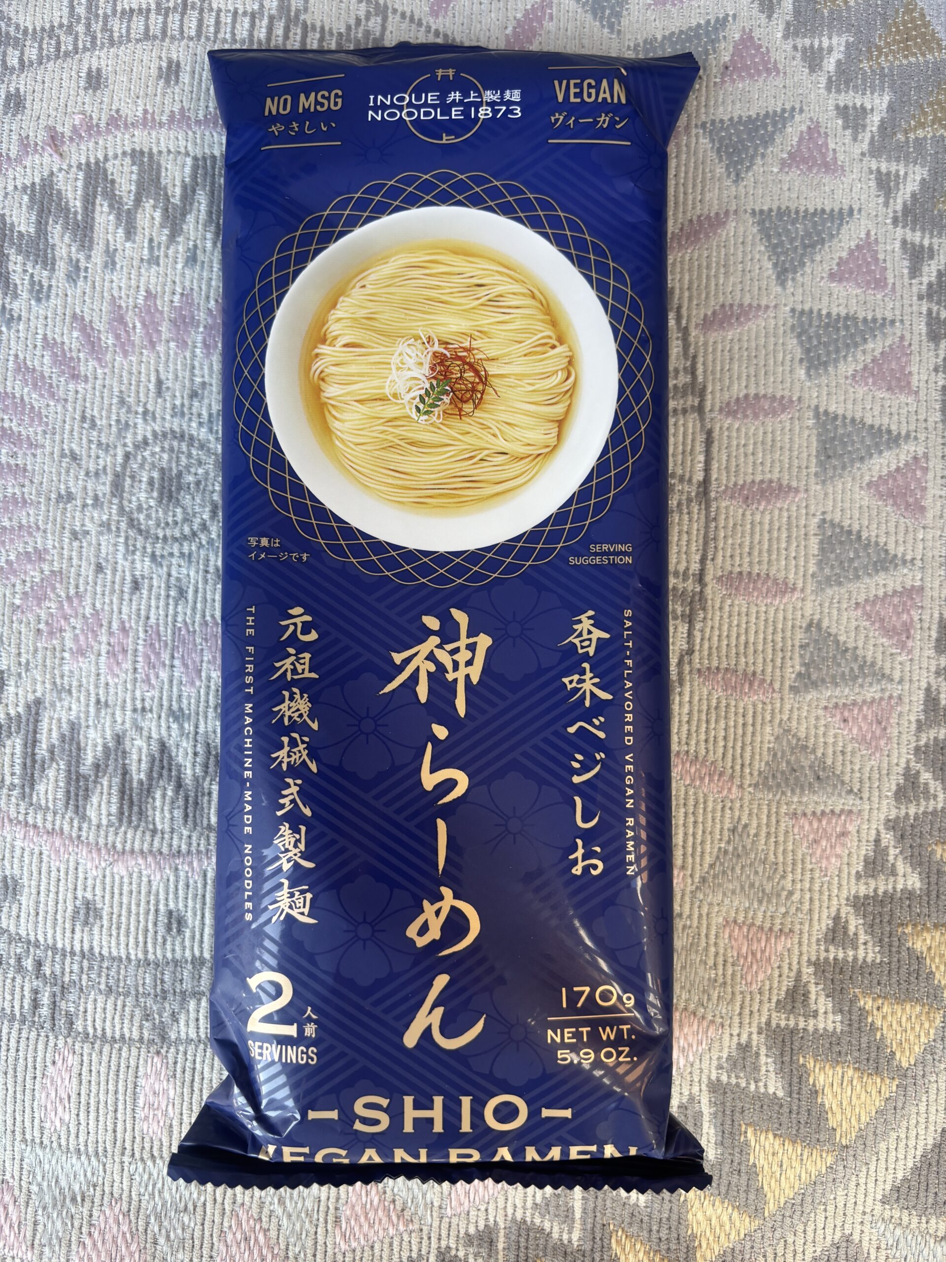 一個目：香味ベジしお 神らーめん🍜濃紺に金文字で『元祖機械式製麺』