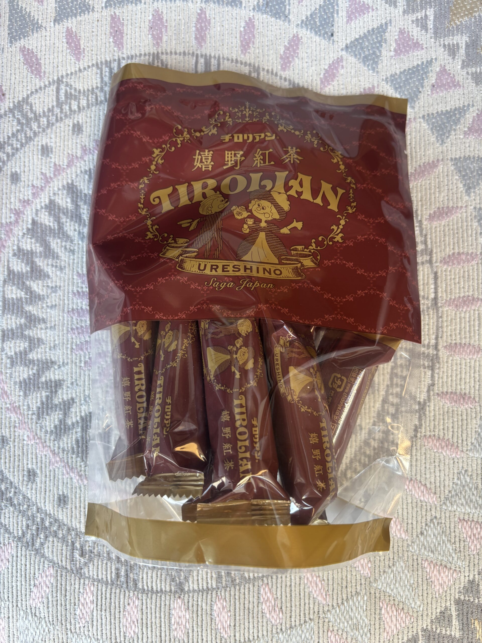 六個目：チロリアン 嬉野紅茶🍫えんじ色に金の装飾で個包装がぎっしり