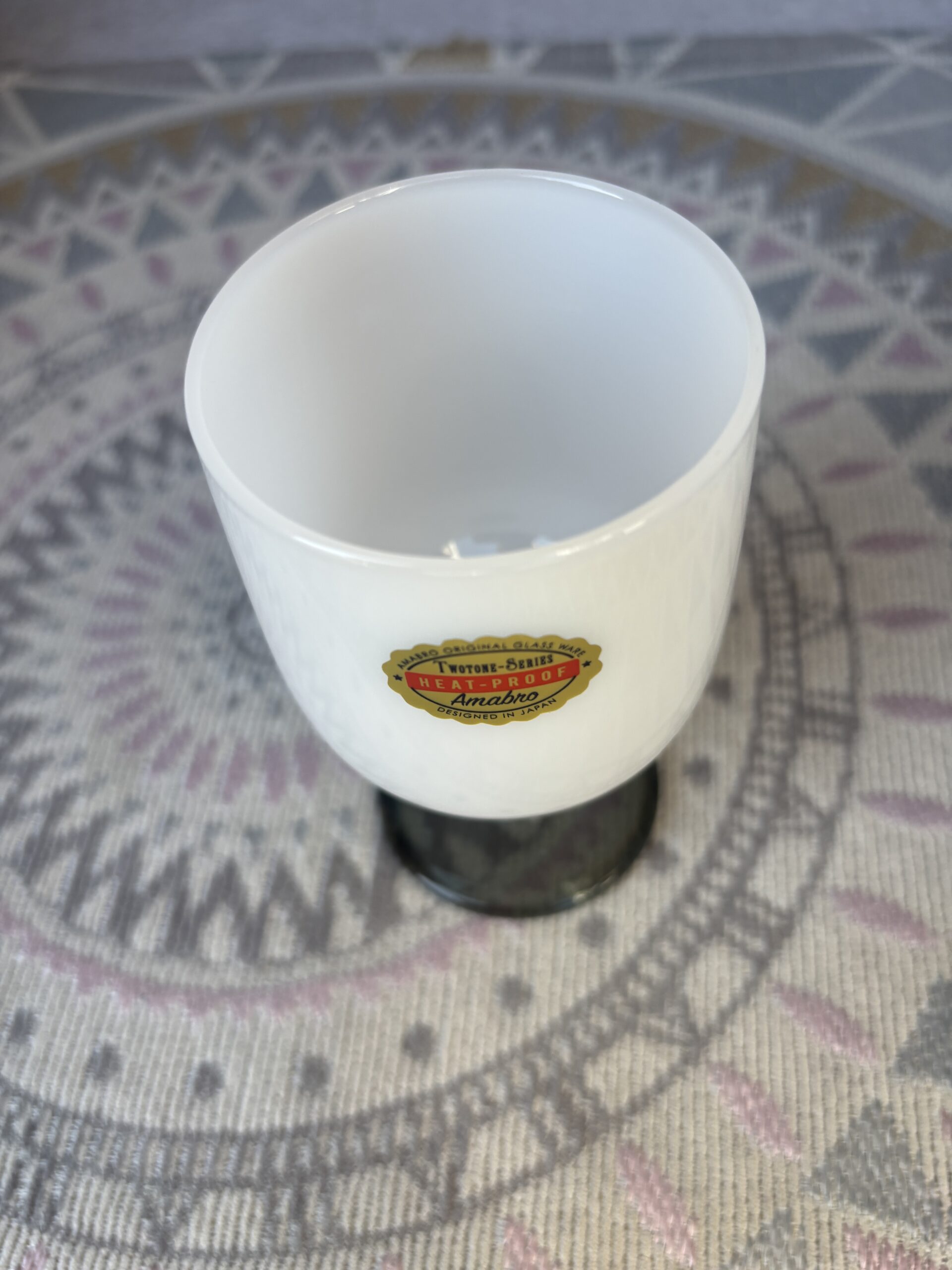 八個目：amabroのワイングラス🍷乳白色のボウルに凹凸の模様が入っています