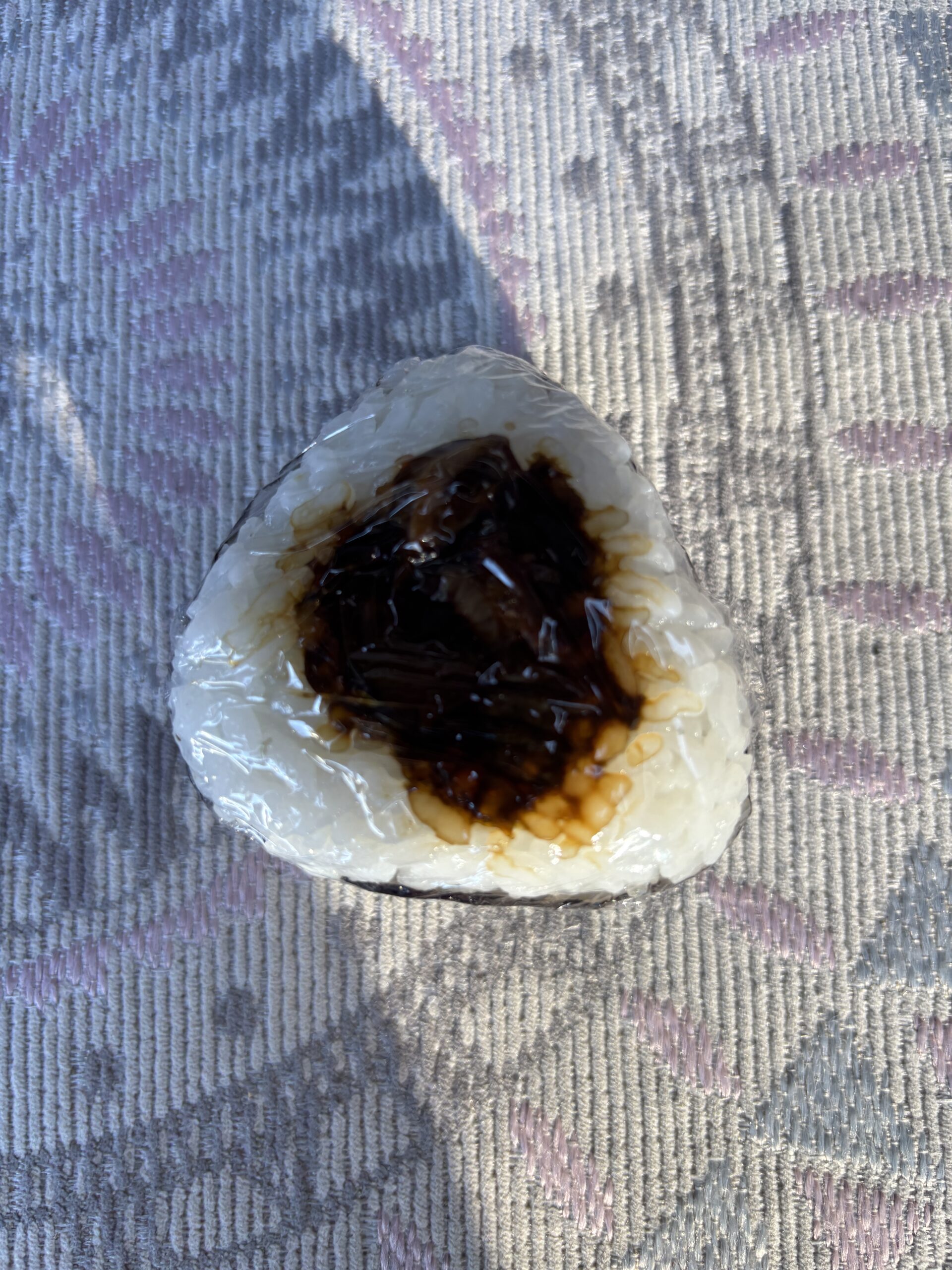 てっぺんには海苔の佃煮😋海苔で巻いて中身も海苔、のり×のり🍙