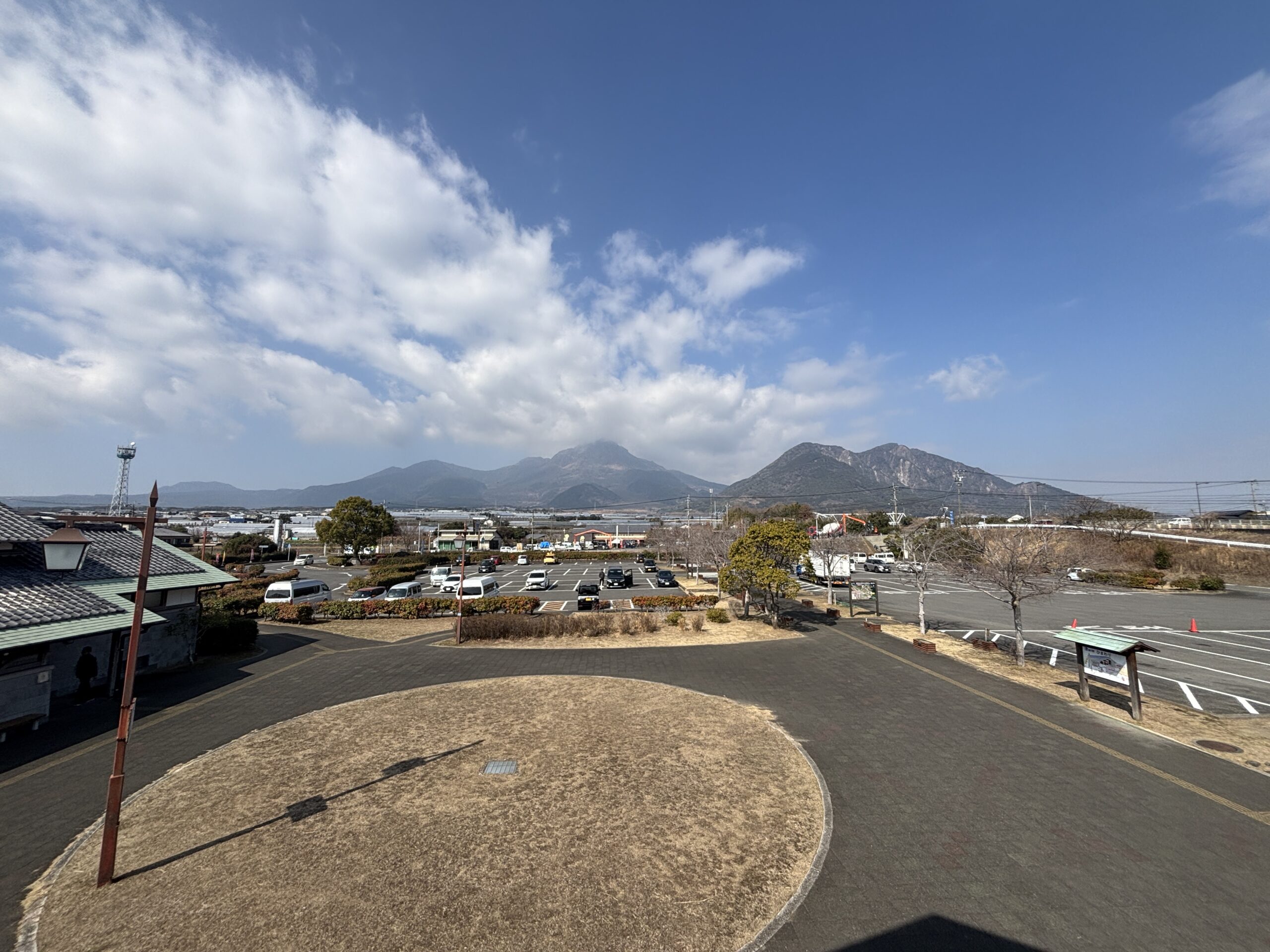 展望台から見た雲仙の山々🏔️駐車場の向こうに山並みが連なります⛰️