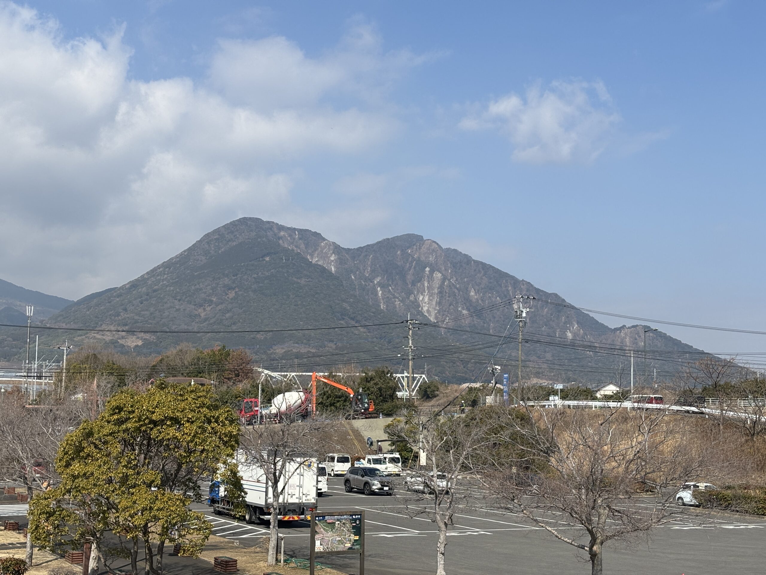 右手に見えた眉山⛰️山肌が白く削れているところも見えます🏔️